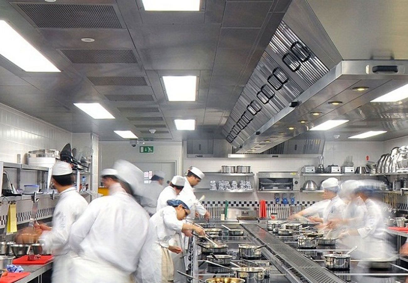 Read more about the article ARE YOUR OVERHEAD LIGHTS STILL A FOOD SAFETY RISK?